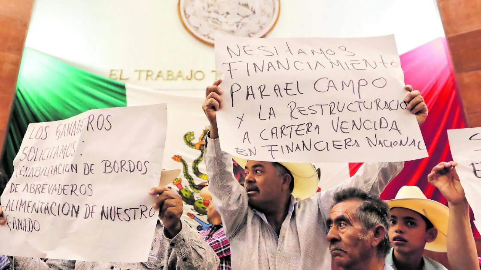 Protesta de campesinos en la Legislatura